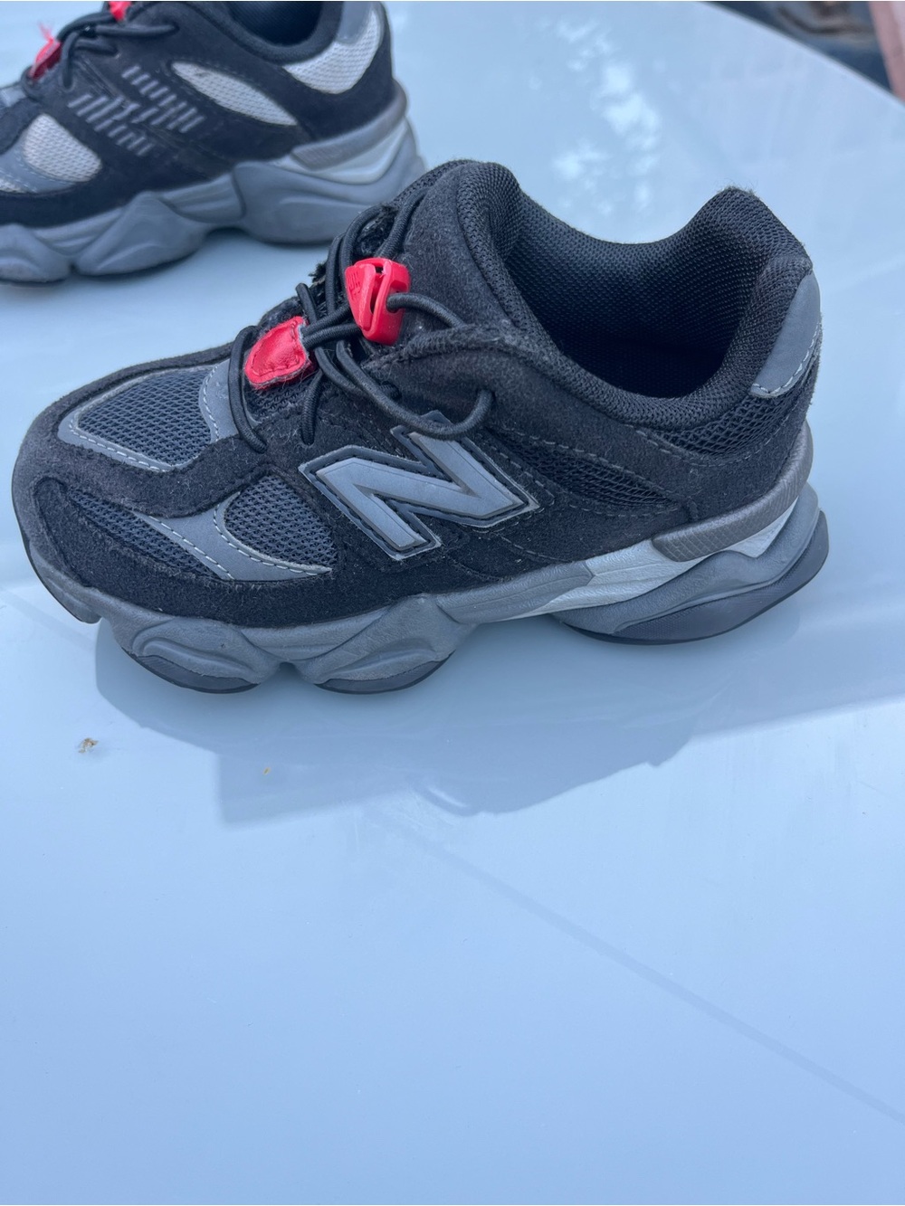 New Balance bungee Kids Black and Gray Sneakers with Red Accents - Picture 5 of 12
